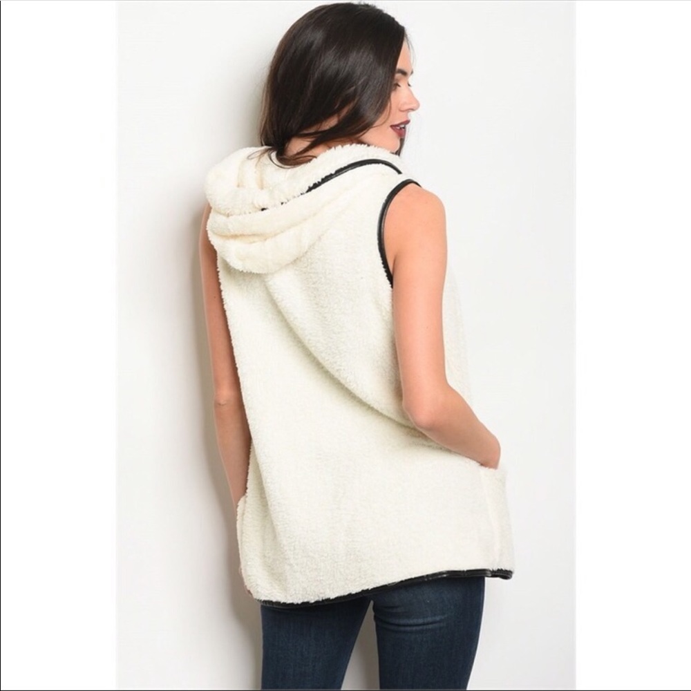 NEW! SHERPA VEST IN A SIZE LARGE - Picture 3 of 3